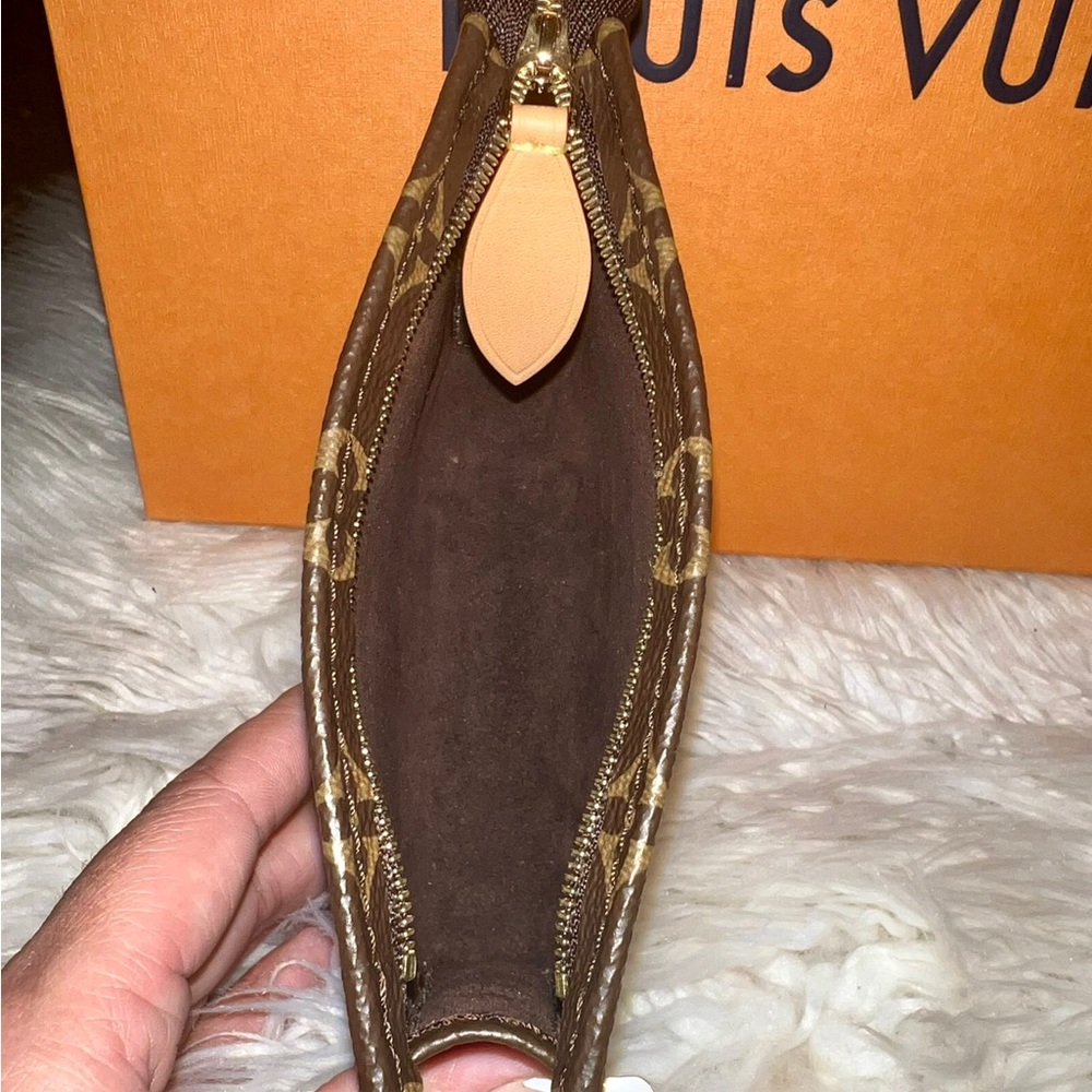 Toiletry pouch SOLD THIS ON FASHONFIlE - Picture 5 of 5